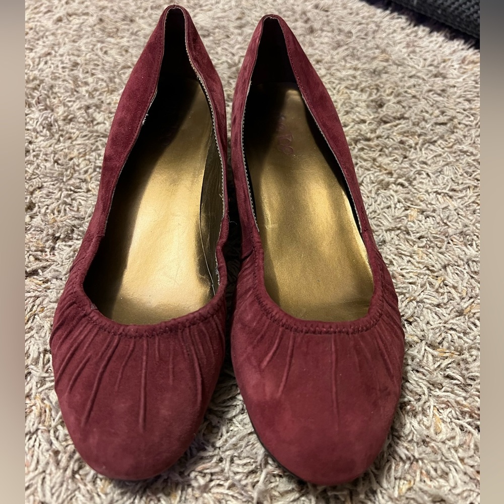 Me too maroon faux suede wedges